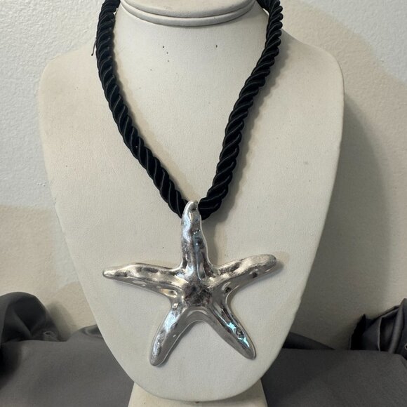 PUNJAB MINIMAL STATMENT NECKLACE - Picture 2 of 3